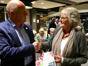 Lees meer over het artikel Sjoerd Keizer overhandigt verkiezingsfolder S!N