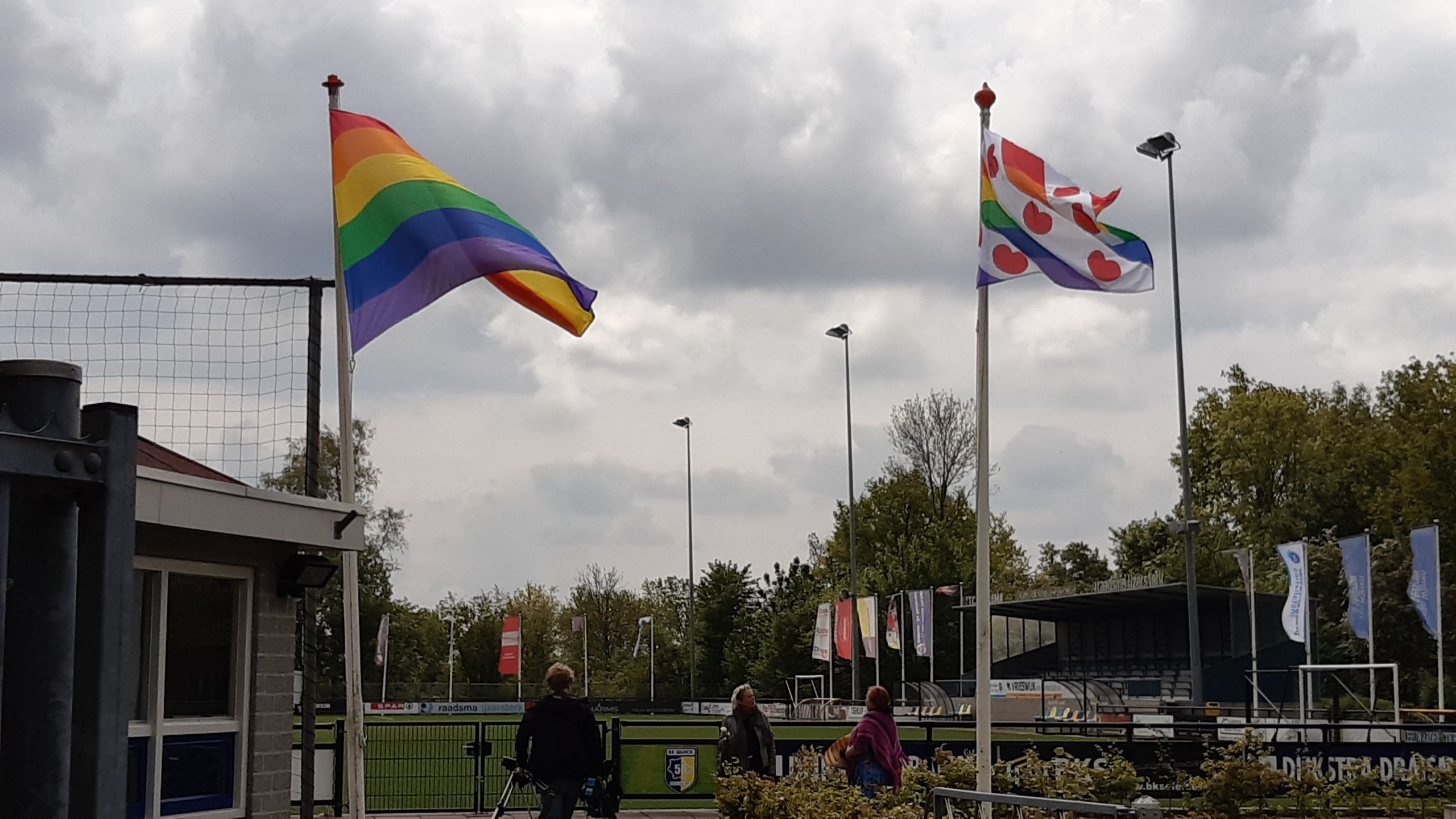 Regenboogvlag bij sportverenigingen
