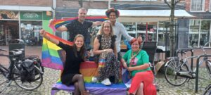 Lees meer over het artikel Regenboogbankje voor Dokkum